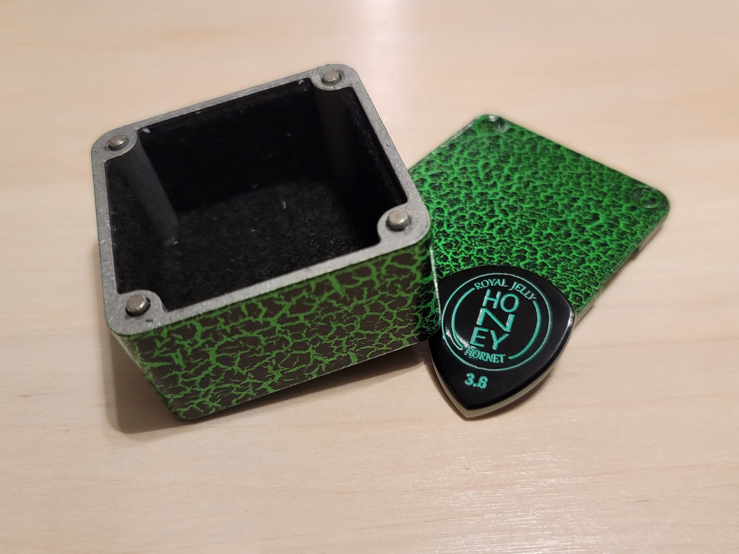 Toxic Green Crackle 1590LB pick box